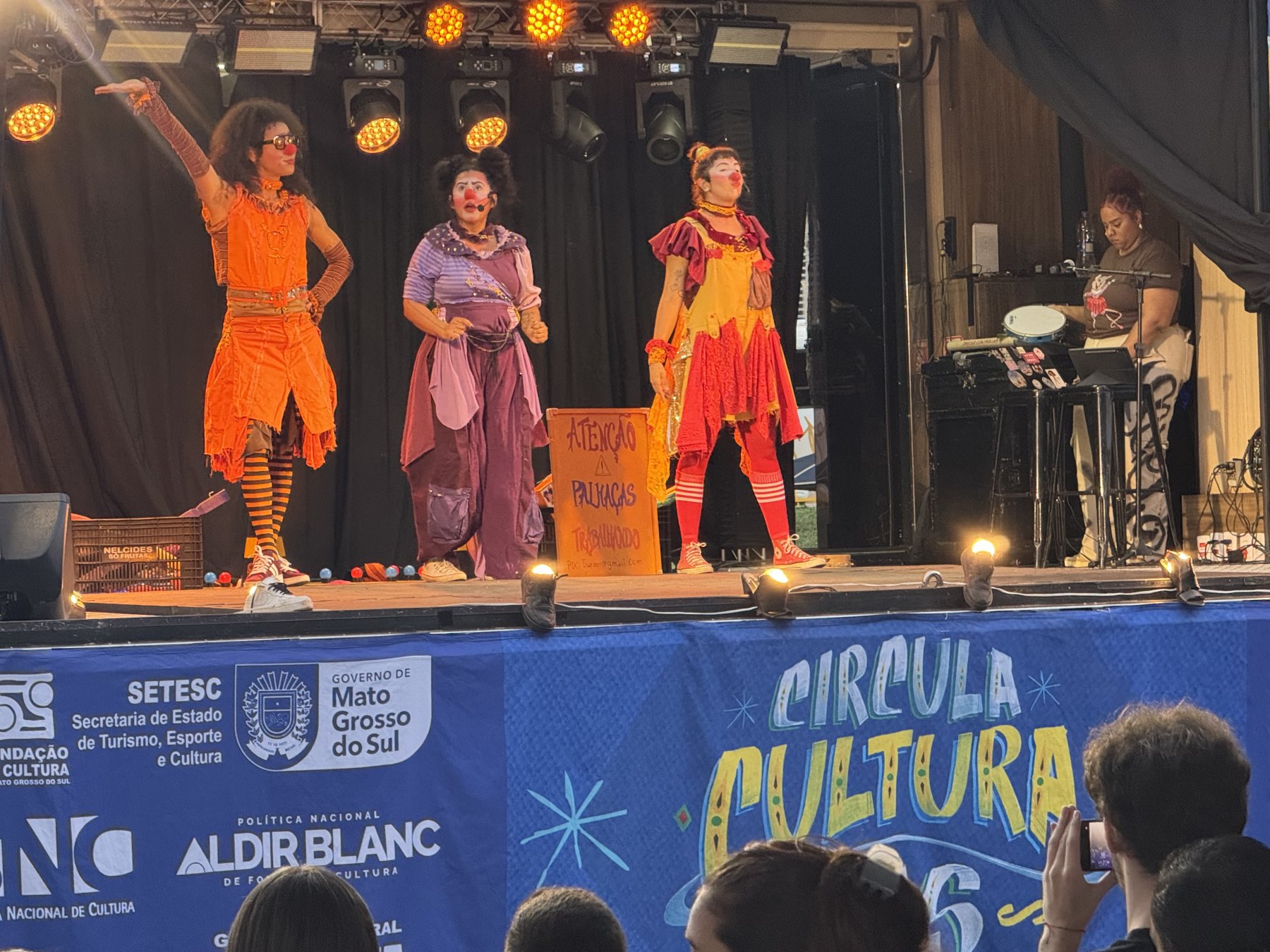 Naviraí encerra temporada 2026 do Circula Cultura MS com espetáculo “Fuzarca” e grande participação popular
