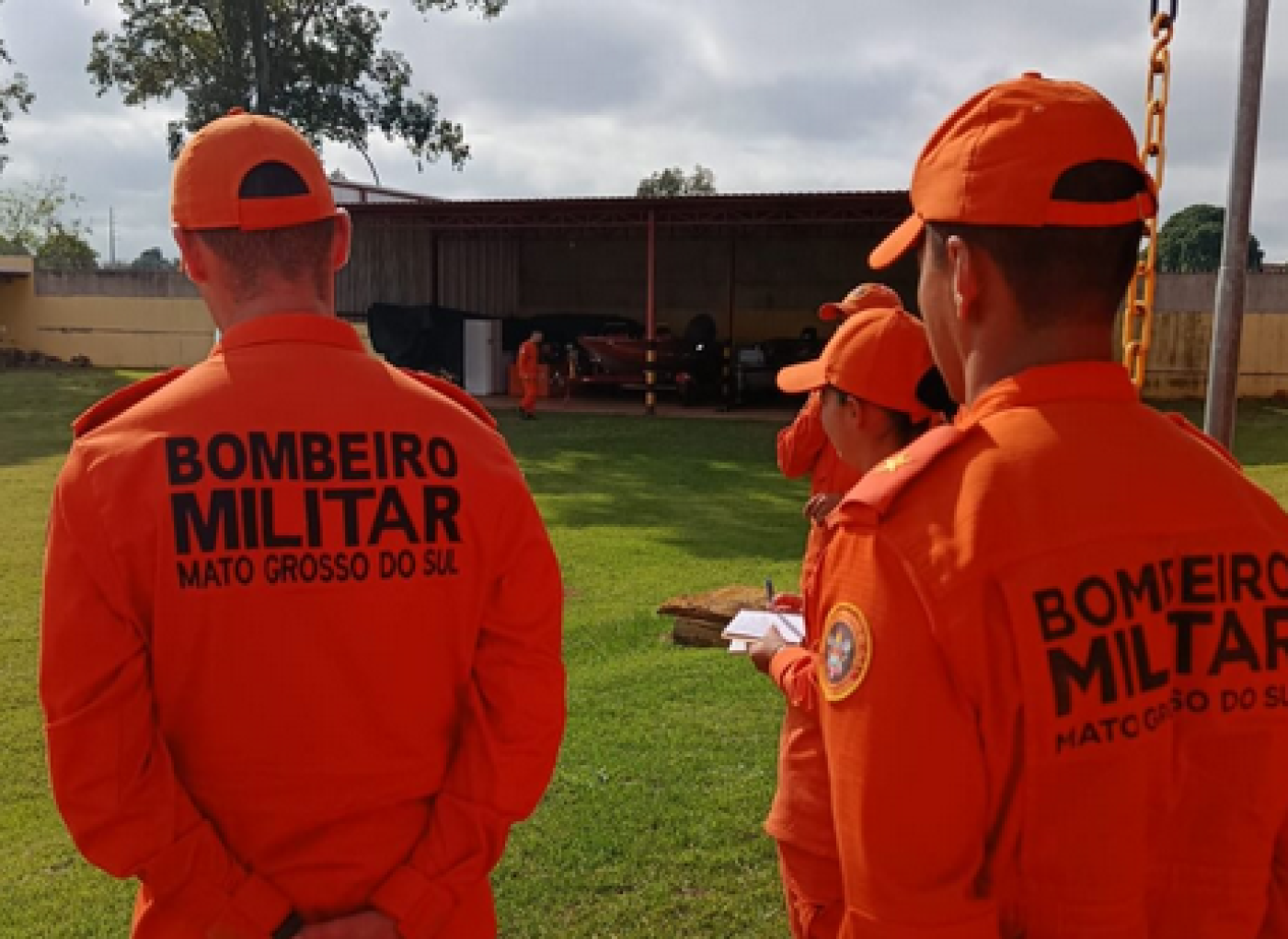 Aspirantes a oficiais do Corpo de Bombeiros visitam unidade militar em Naviraí