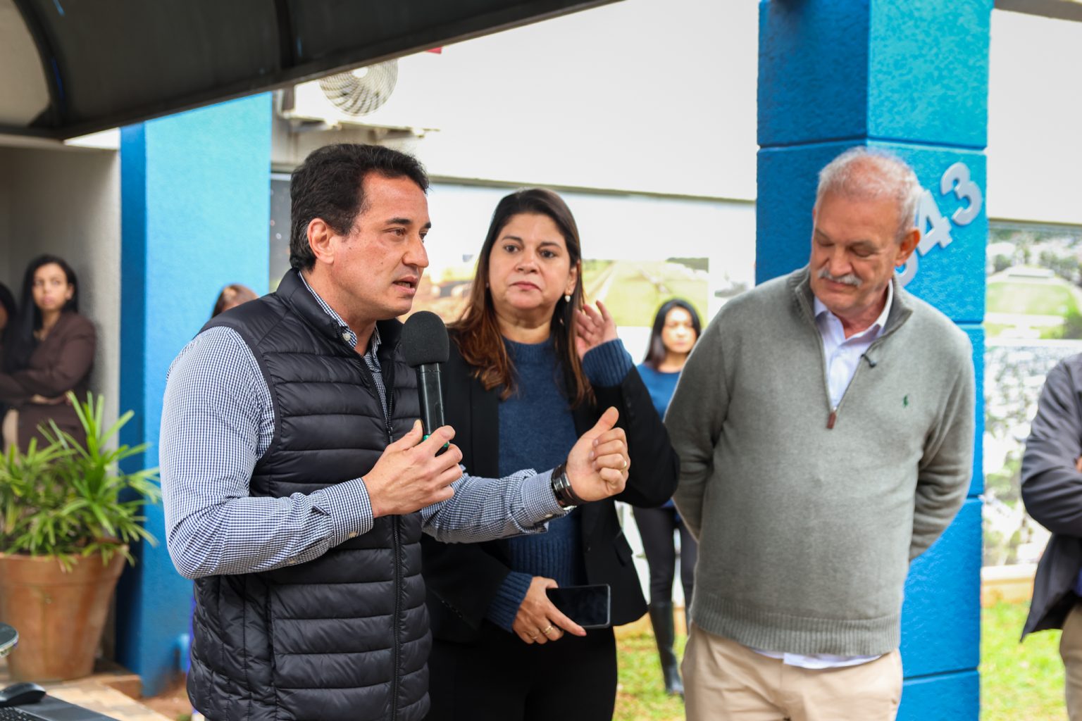 Naviraí reforça frota da Saúde com dois micro-ônibus, ambulância e novos equipamentos