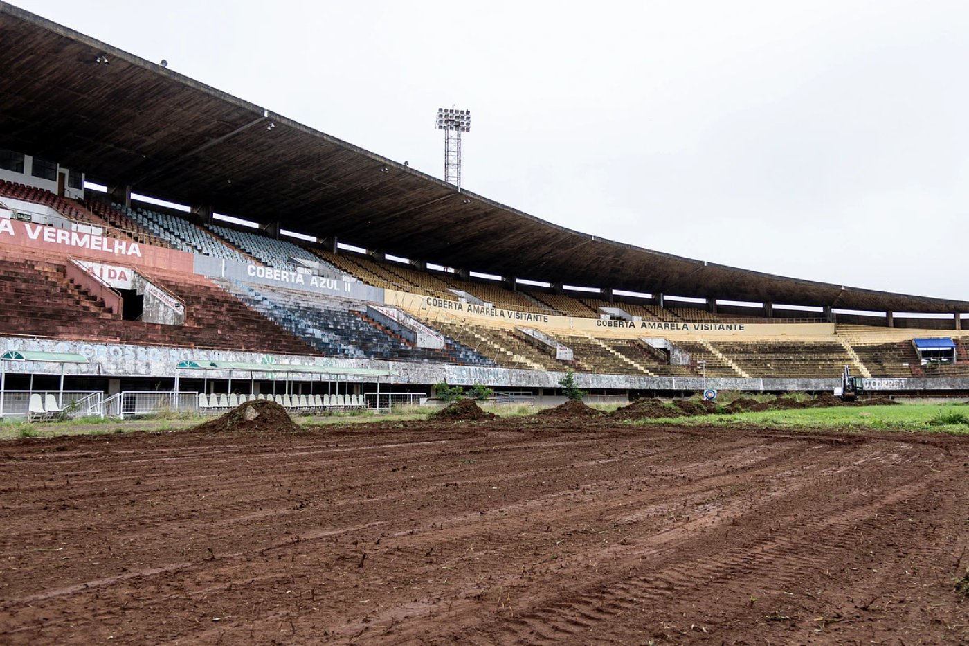 Morenão inicia revitalização do gramado e avança para voltar a receber grandes jogos em Mato Grosso do Sul