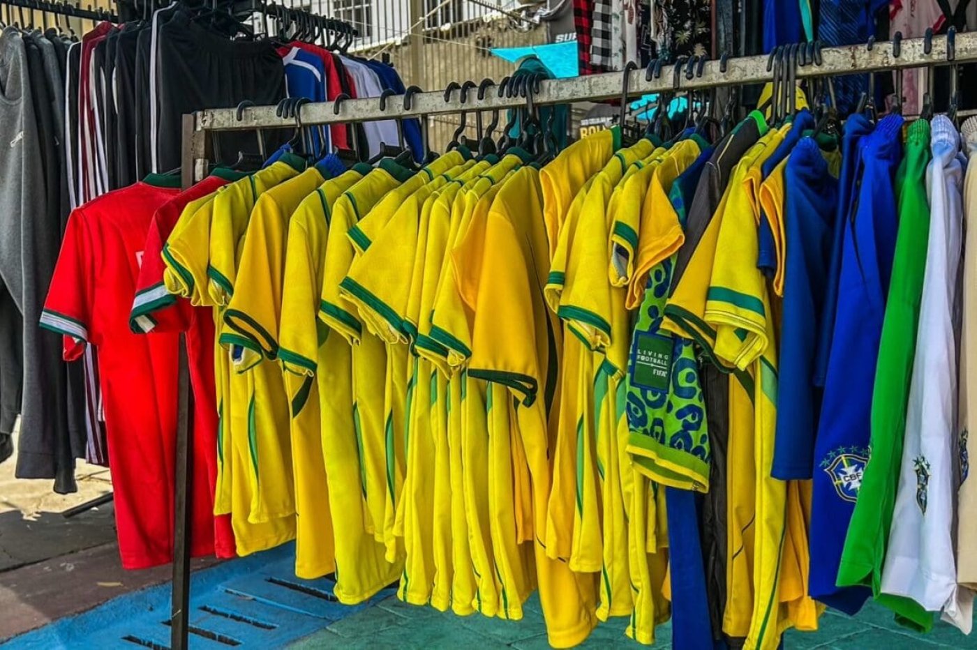 Fim da campanha do Brasil na Copa reduz procura por camisetas e deixa estoques elevados em Mato Grosso do Sul